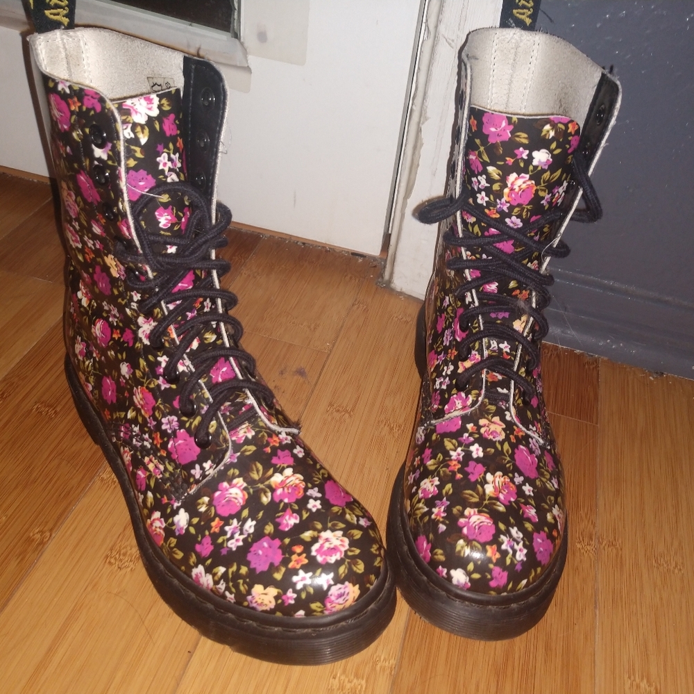 SOLD ELSEWHERE 1990s Doc Martens